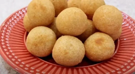 Bolinhas de Queijo com Massa Diferente.