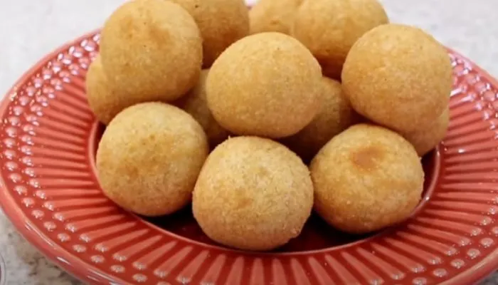 Bolinhas de Queijo com Massa Diferente.