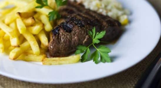 Bife Suculento com Batata frita faça hoje veja como é simples