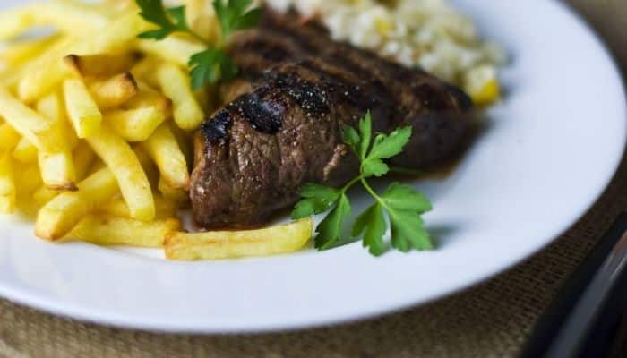 Bife Suculento com Batata frita faça hoje veja como é simples