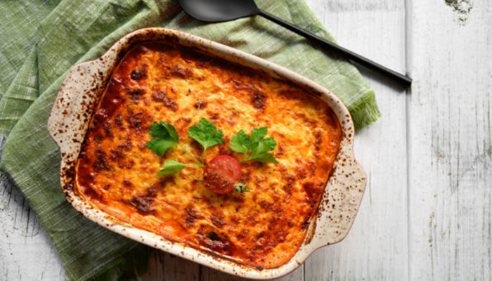 Saiba como fazer uma Aprenda essa deliciosa e clássica. Lasanha de presunto e mussarela é uma receita maravilhosa para quem começou a se aventurar na cozinha!