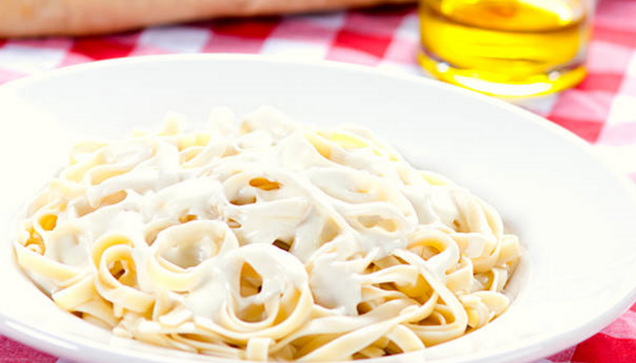 Macarrão com molho branco