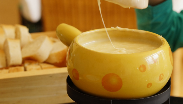 Como fazer fondue de queijo fácil e saboroso