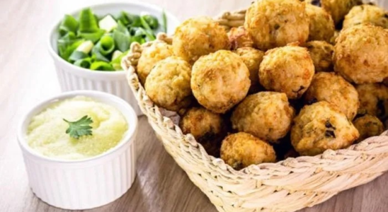 Bolinhos empanados de arroz e recheio de queijo