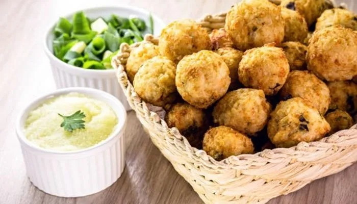 Bolinhos empanados de arroz e recheio de queijo