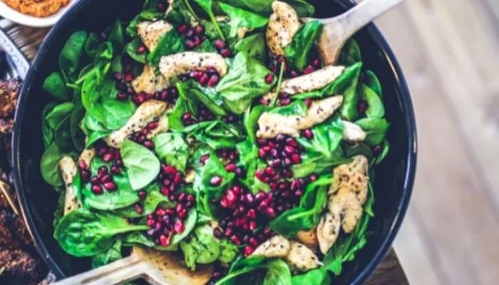 Salada de frango com cheiro verde