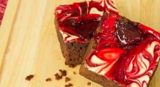 Brownie de chocolate e morango delicioso