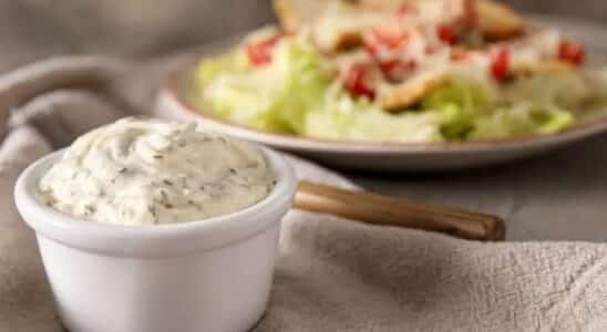 Molho César incrível para a sua salada