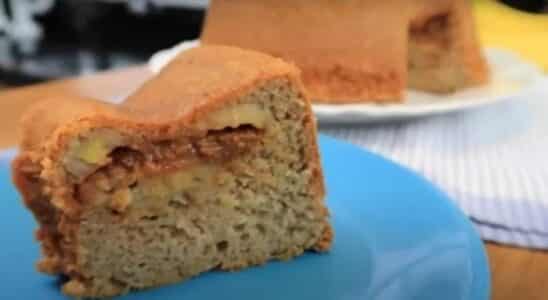 Bolo de banana com doce de leite incrível