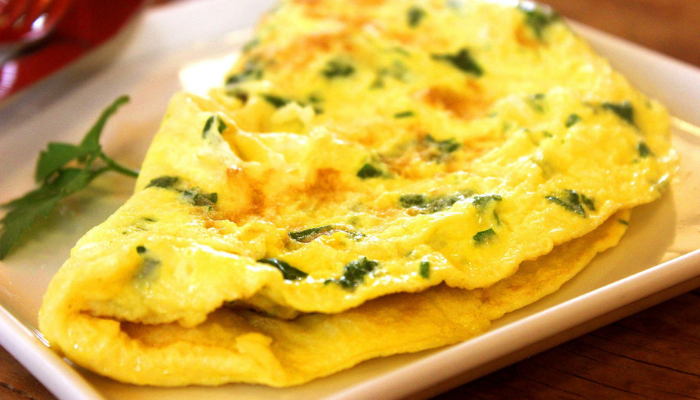 Saiba como fazer um delicioso omelete de espinafre