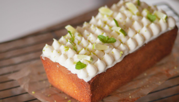 Bolo de limão com brigadeiro de limão