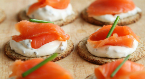 Canapés feitos com biscoito de arroz