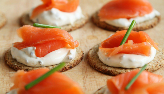 Canapés feitos com biscoito de arroz