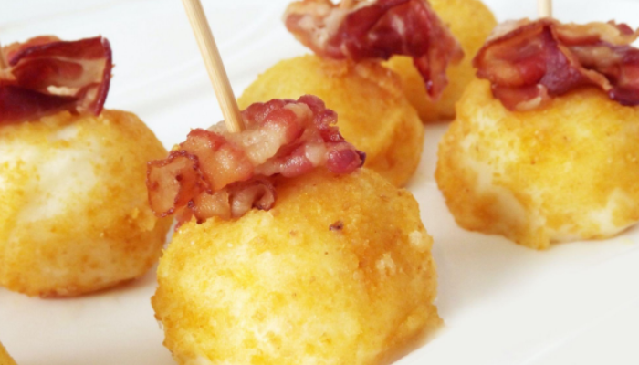 Deliciosas bolinhas de queijo com bacon