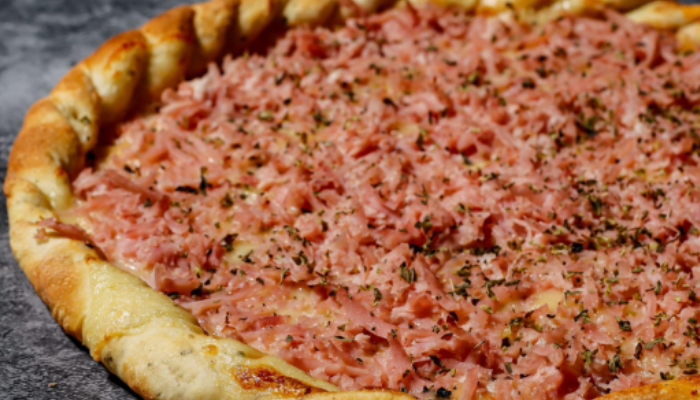 Pizza de presunto e queijo na sua casa