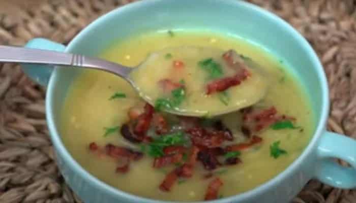 Sopa de mandioca com bacon saboroso