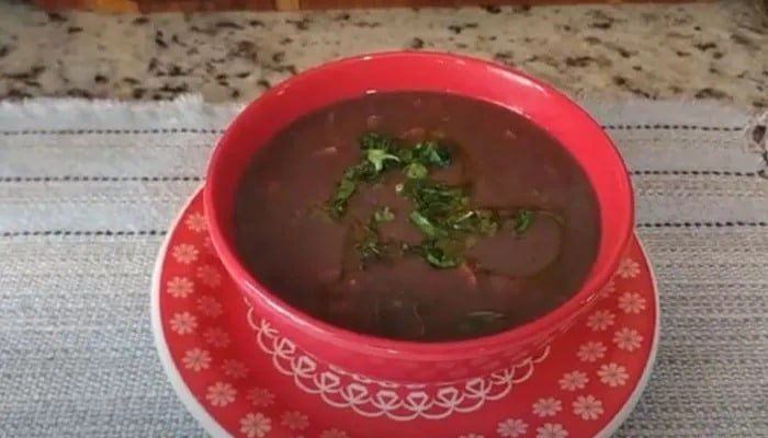 Caldo de feijão com couve deliciosa fácil da vovó.