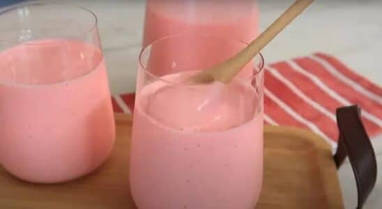 Iogurte caseiro de morango fácil e deliciosa que rende 2 litros.