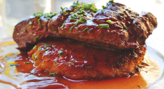 Receita de bife ao molho de mel com mostarda.