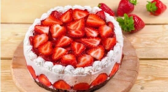 Receita de torta incrível de morango com chantilly