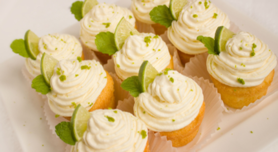 Receita saborosa de cupecake de limão com manjericão.