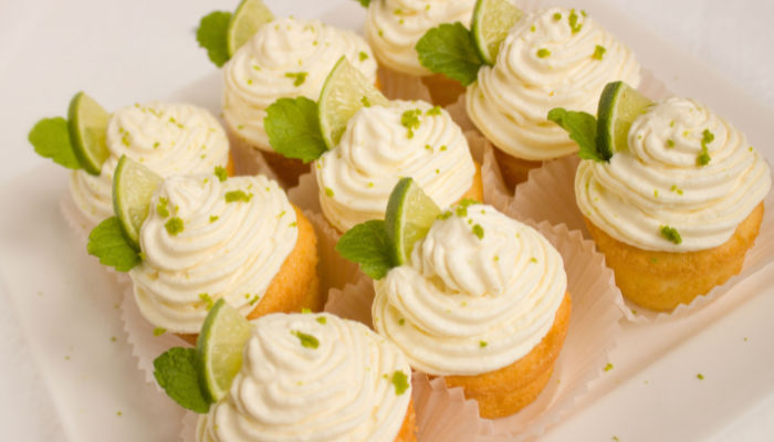 Receita saborosa de cupecake de limão com manjericão.