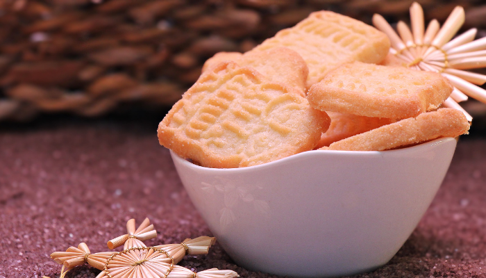 Receita simples de biscoito de leite caseiro.