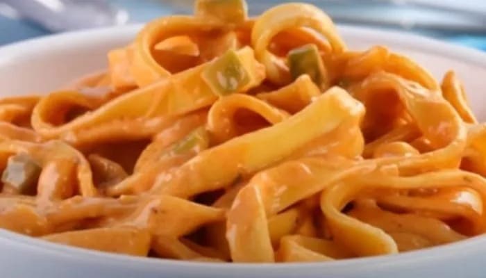 Macarrão com molho de requeijão para o almoço de domingo