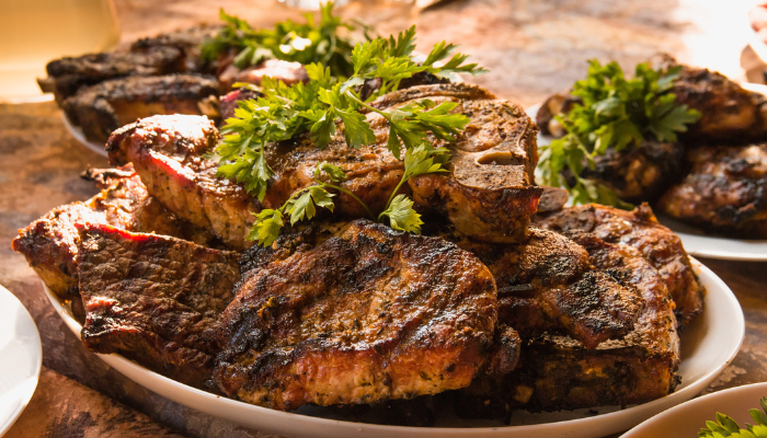 Receita de bisteca de porco assada.