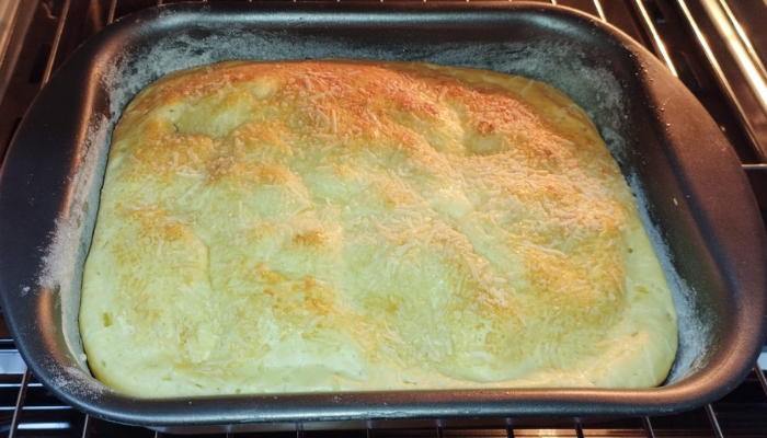 Receita de bolo de pão de queijo com requeijão incrível.