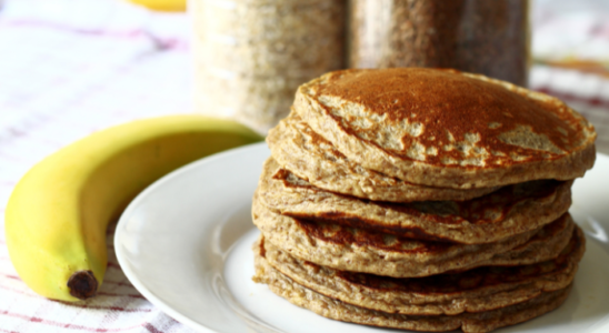 Receita de panqueca simples de banana com aveia saudável.