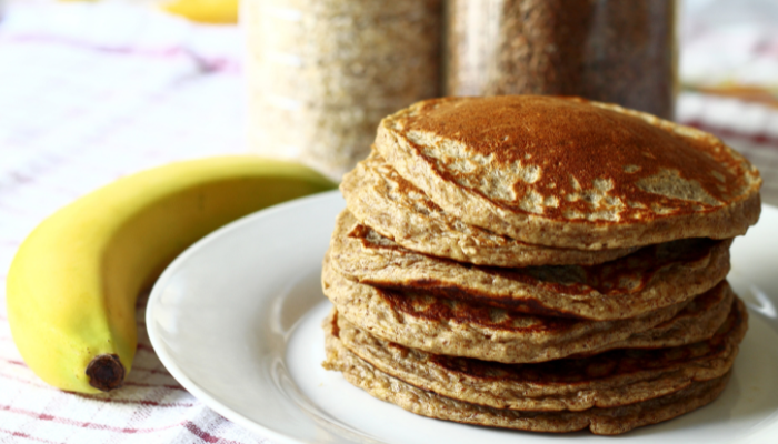 Receita de panqueca simples de banana com aveia saudável.