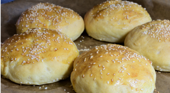 Receita de pão de Hambúrguer caseiro de forma simples.