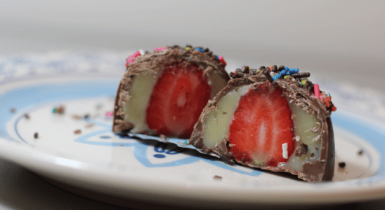 Aprenda a fazer coxinha de morango com leite ninho e chocolate.