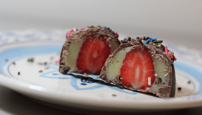 Aprenda a fazer coxinha de morango com leite ninho e chocolate.