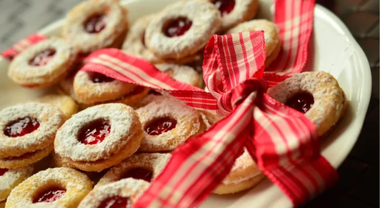 Biscoito amanteigado com geleia de morango faça ainda hoje.