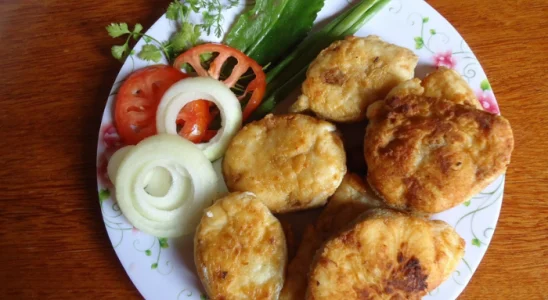 Bolinho de arroz com carne seca ótimo comer assistindo jogos.