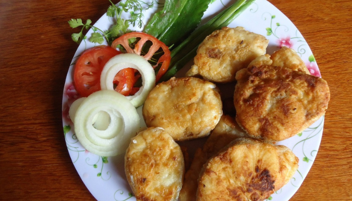 Bolinho de arroz com carne seca ótimo comer assistindo jogos.