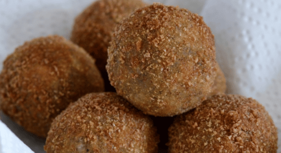 Bolinho de peixe recheado petisco para assistir os jogos.