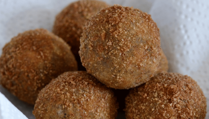 Bolinho de peixe recheado petisco para assistir os jogos.