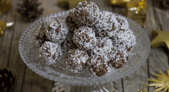 Brigadeiro de chocolate com coco docinho delicioso para a sua festa