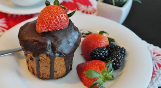 Muffins de chocolate com morango saboroso