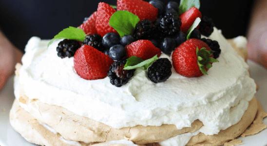 Pavlova com frutas vermelhas sobremesa incrível