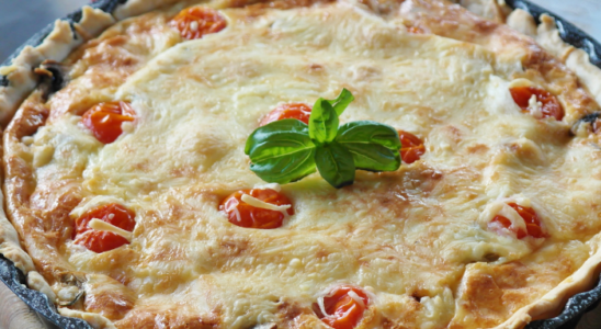 Quiche internal de frango com tomate-cereja