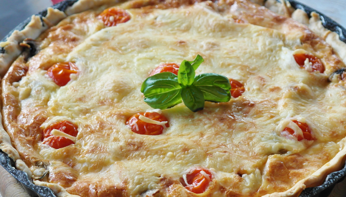 Quiche internal de frango com tomate-cereja