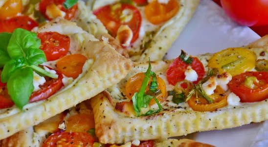 Bruschetta de semifolhada com tomate-cereja