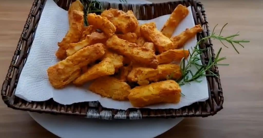 Mandioca assada na airfryer muito crocante, aprenda a fazer essa receita maravilhosa para as suas resenhas e muito mais.