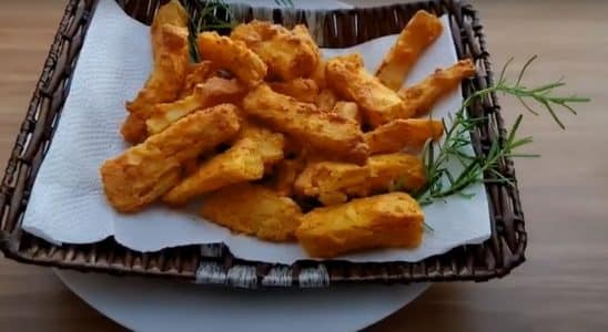 Mandioca assada na airfryer muito crocante, aprenda a fazer essa receita maravilhosa para as suas resenhas e muito mais.