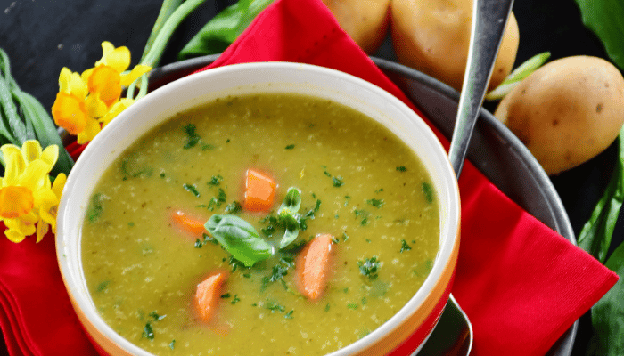 Receita de sopa de ervilha super simples e saborosa.