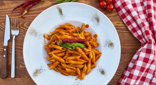 Macarrão penne com molho de tomate incrível.